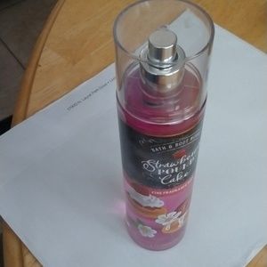 BATH & BODY WORKS "STRAWBERRY POUND CAKE" MIST